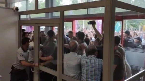 İzmir Büyükşehir'de arbede: Tugay'ın koruma aracı bir işçinin ayağını ezdi!